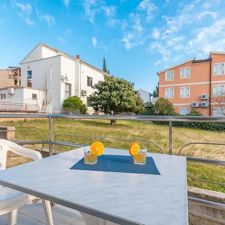 Awesome In W/ 1 Bedrooms *