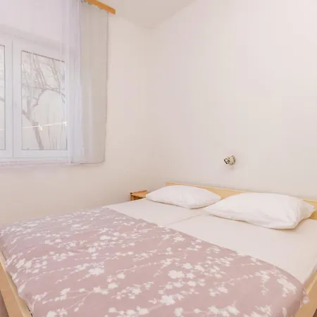 Awesome In W/ 1 Bedrooms